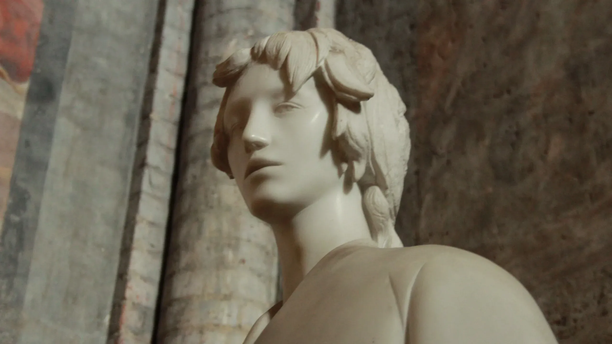 La storia a portata di mano: la scultura e la miniatura in Abbazia